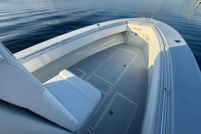 Slide: The Image of 1998 Contender 25 Open boat interior with seating, on calm water. - 15