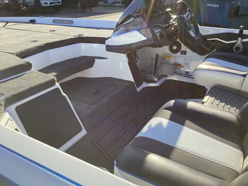 Slide: The Image of Skeeter FXR21 FLEX 2026 - 21