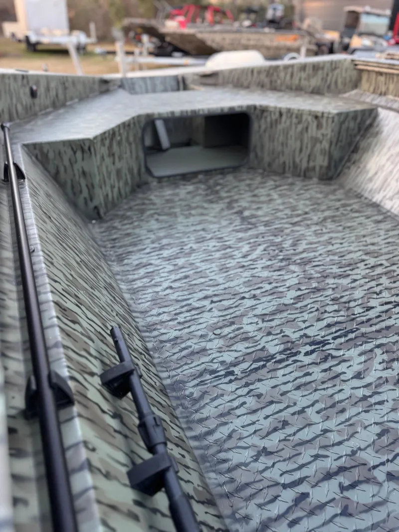 Slide: The Image of Edge Boats 656 DB SPORTSMAN 2026 - 4