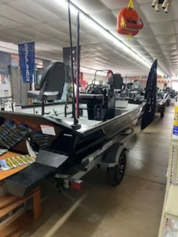 Slide: The Image of Lowe Roughneck RX1760 Pathfinder 2026 - 3