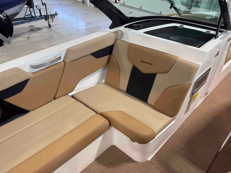 Slide: The Image of MasterCraft XT22 2022 - 11