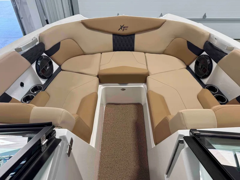 Slide: The Image of MasterCraft XT22 2022 - 14