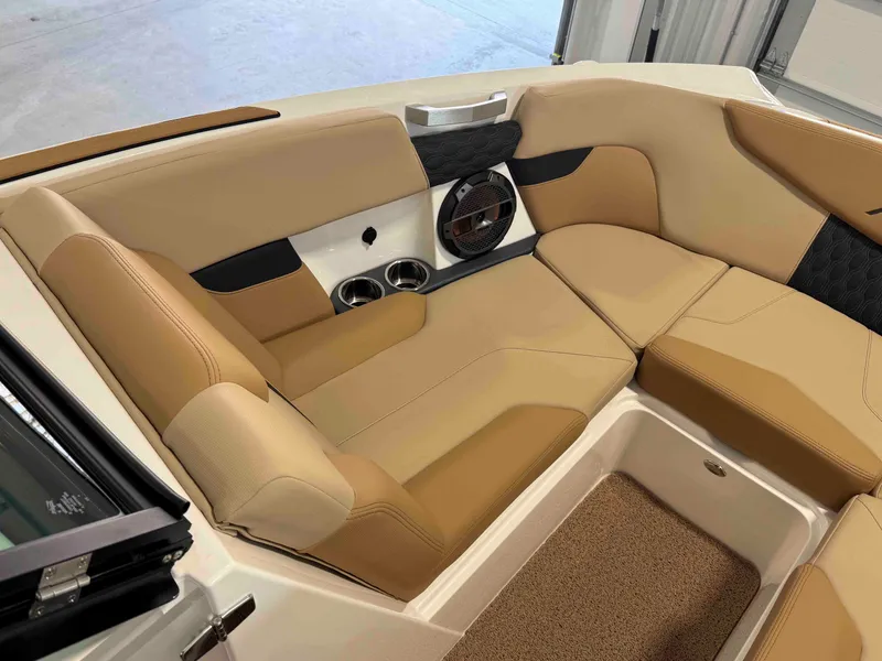 Slide: The Image of MasterCraft XT22 2022 - 15