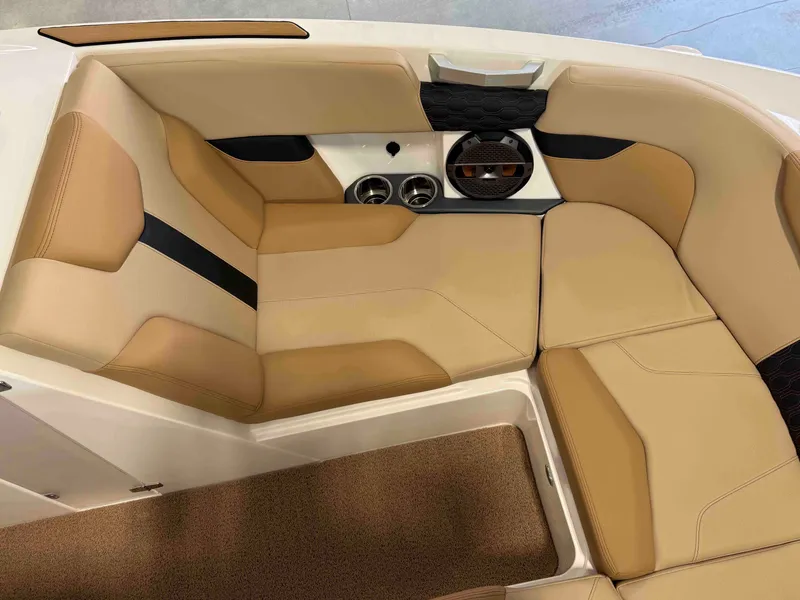 Slide: The Image of MasterCraft XT22 2022 - 17