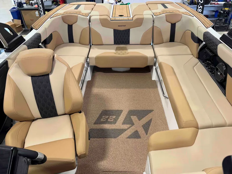 Slide: The Image of MasterCraft XT22 2022 - 19