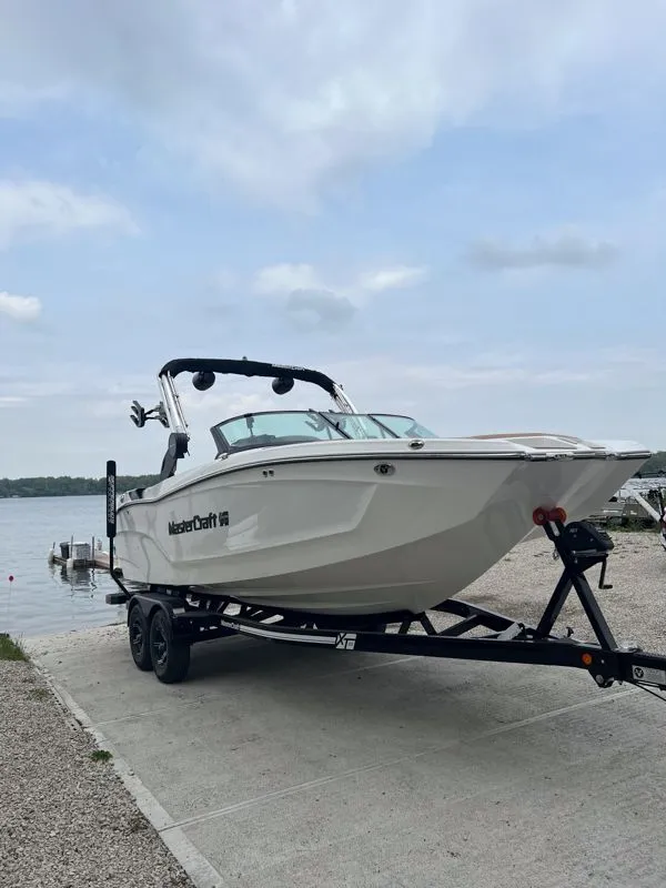 Slide: The Image of MasterCraft XT22 2022 - 2