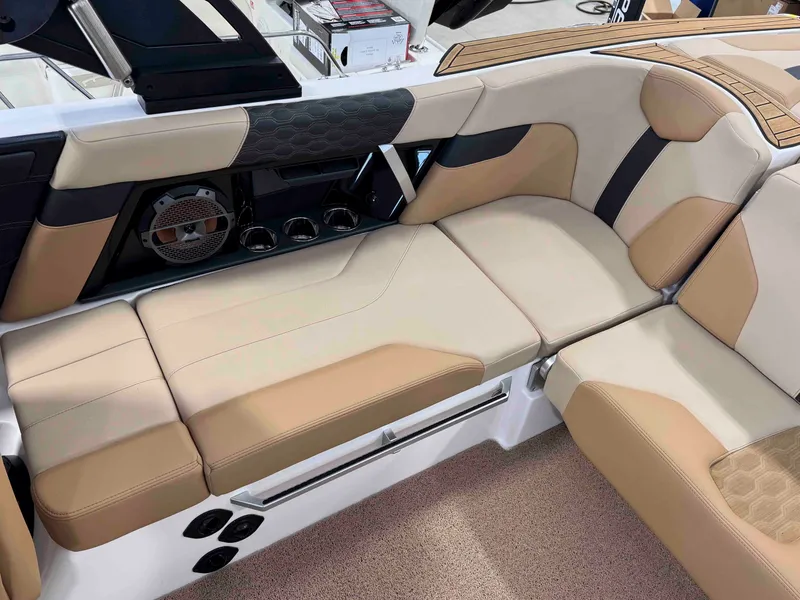 Slide: The Image of MasterCraft XT22 2022 - 22