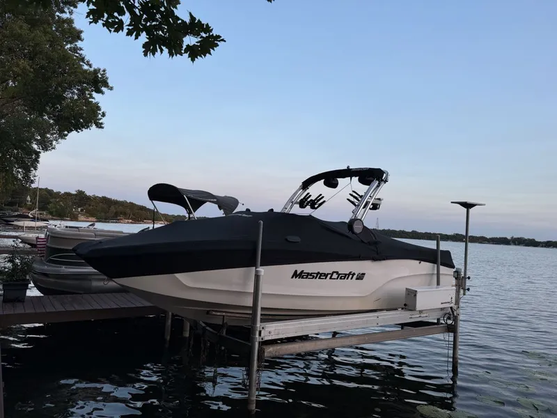 Slide: The Image of MasterCraft XT22 2022 - 8