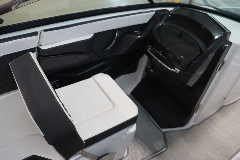 Slide: The Image of Monterey 258SS Super Sport 2025 - 12