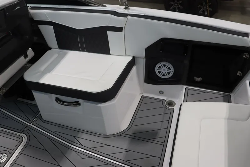 Slide: The Image of Monterey 278SS Super Sport 2025 - 12