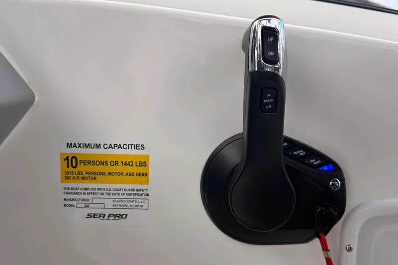 Slide: The Image of Throttle control and capacity label on 2025 Seapro 240 DLX boat, 10-person limit. - 27