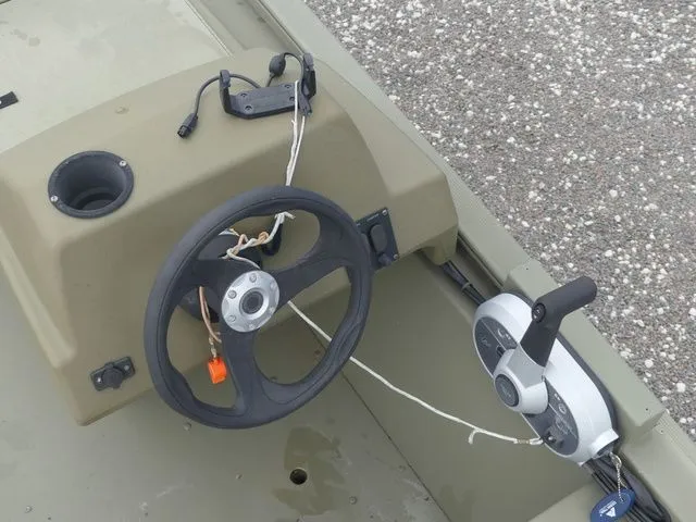 Slide: The Image of Tracker Grizzly 1648 SC 2020 - 16