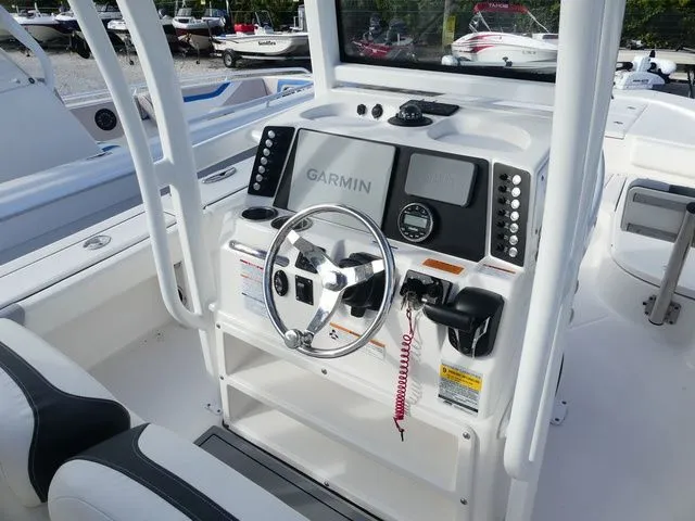 Slide: The Image of Robalo 246 Cayman 2023 - 11
