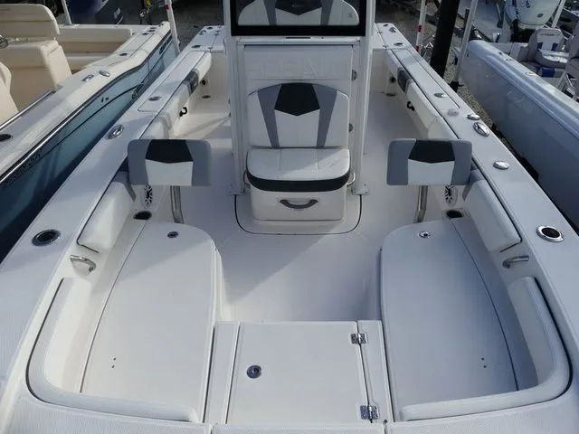 Slide: The Image of Robalo 246 Cayman 2023 - 17
