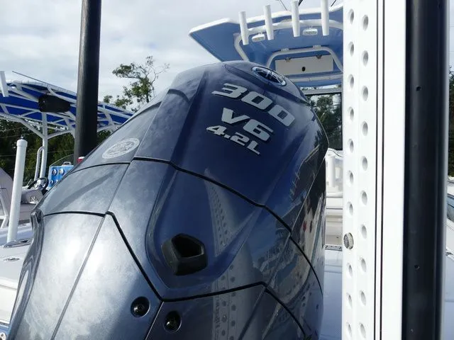 Slide: The Image of Robalo 246 Cayman 2023 - 5