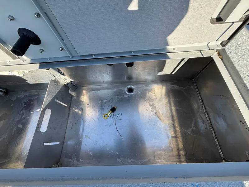 Slide: The Image of SeaArk Pro Cat 240 2026 - 15