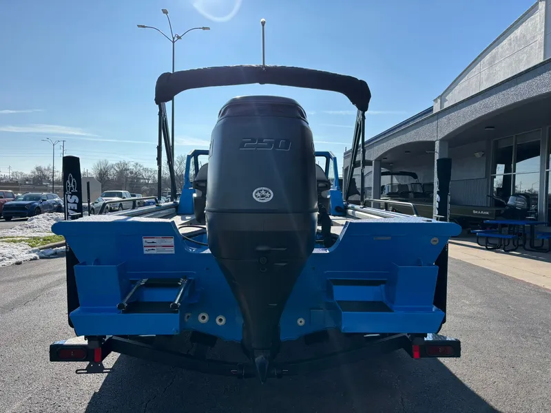 Slide: The Image of SeaArk Pro Cat 240 2026 - 21