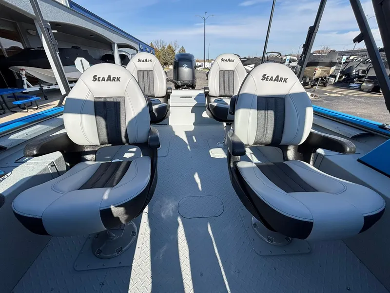 Slide: The Image of SeaArk Pro Cat 240 2026 - 31