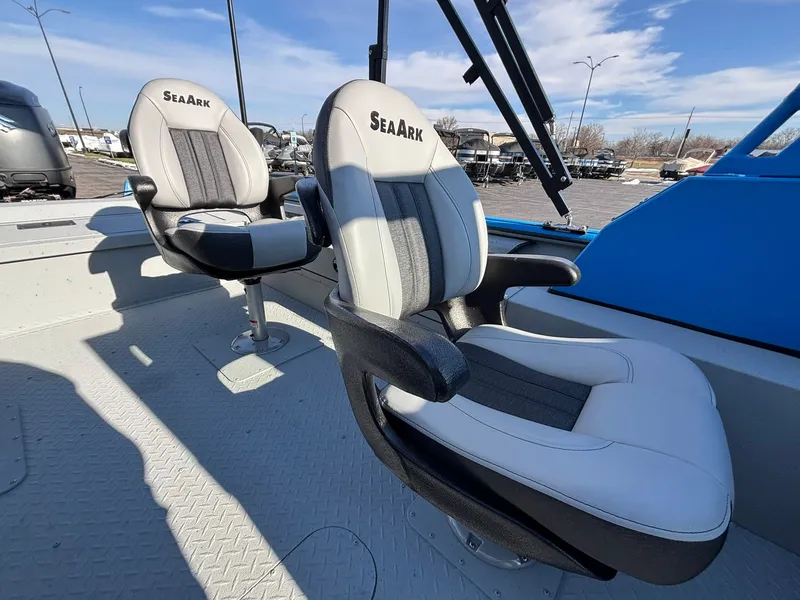 Slide: The Image of SeaArk Pro Cat 240 2026 - 32