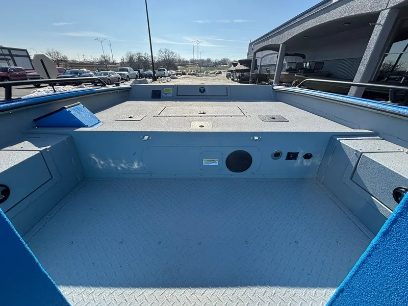 Slide: The Image of SeaArk Pro Cat 240 2026 - 9