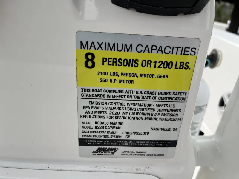 Slide: The Image of Robalo 226 Cayman 2020 - 13