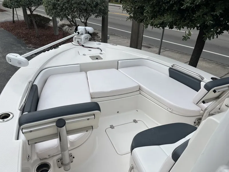 Slide: The Image of Robalo 226 Cayman 2020 - 18