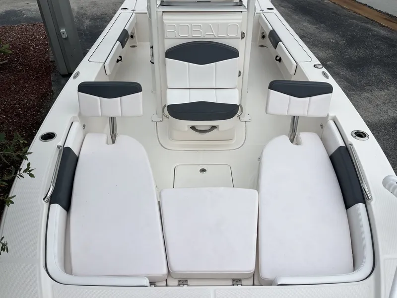 Slide: The Image of Robalo 226 Cayman 2020 - 23