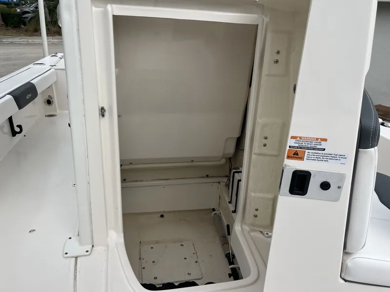 Slide: The Image of Robalo 226 Cayman 2020 - 24