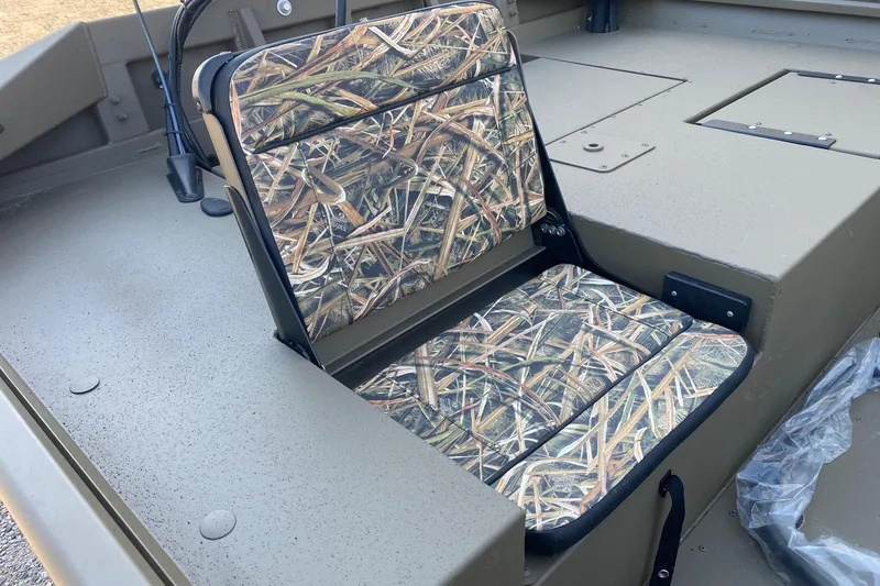 Slide: The Image of Camouflage seat on 2026 G3 Gator Tough 18 CCJ boat interior. - 10