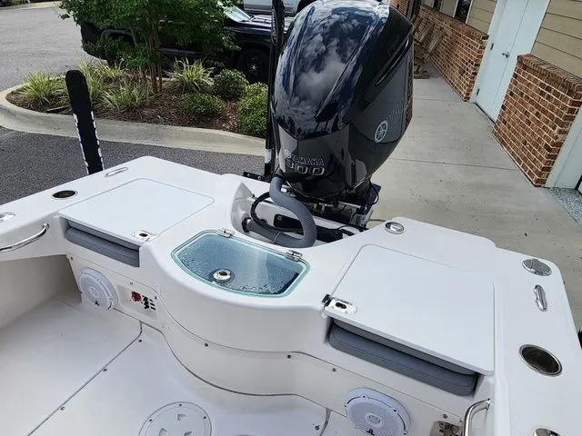 Slide: The Image of Everglades 243 Center Console 2018 - 11