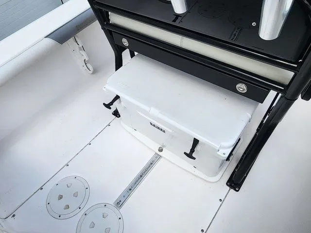 Slide: The Image of Everglades 243 Center Console 2018 - 14