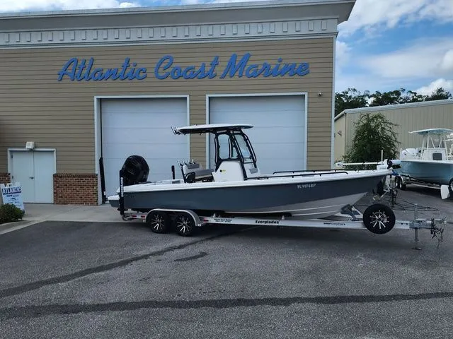 Slide: The Image of Everglades 243 Center Console 2018 - 3