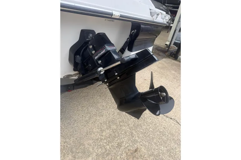 Slide: The Image of 2008 Four Winns 203 Horizon Fish & Ski boat with MerCruiser outboard motor. - 11