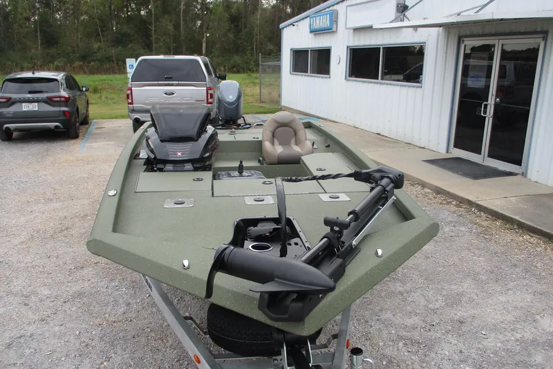 Slide: The Image of 2026 Vexus DEFENDER AVX181 boat parked outside a Yamaha dealership. - 3