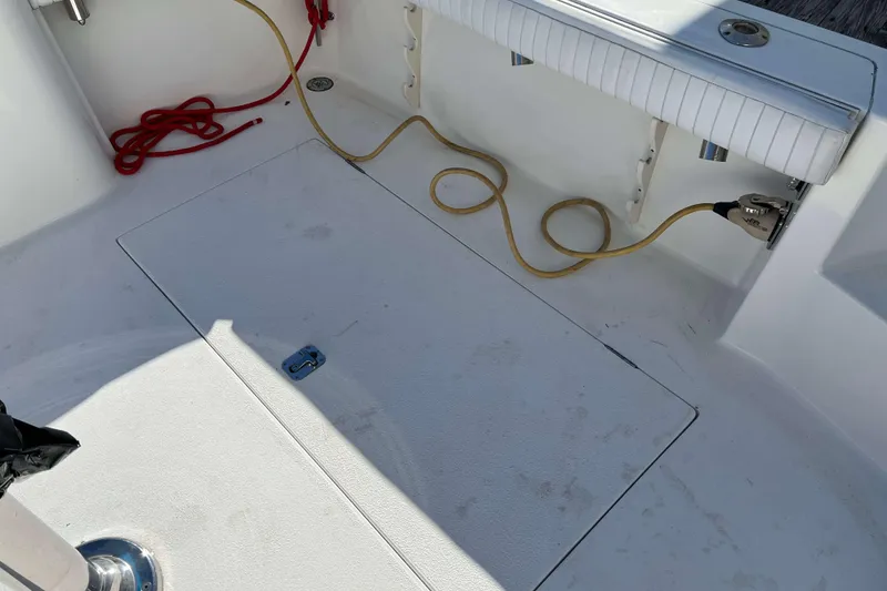 Slide: The Image of 2003 Henriques Yachts 35 Sportfisherman deck with ropes and cables. - 18