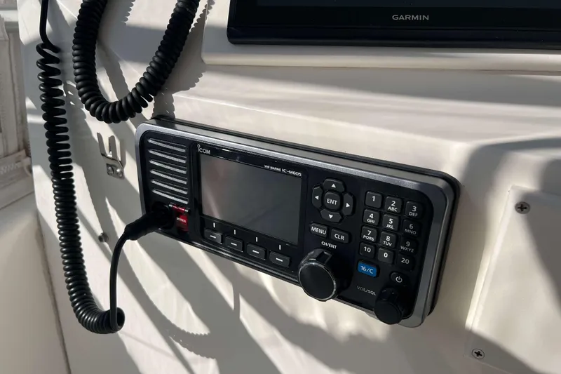 Slide: The Image of VHF marine radio on 2003 Henriques Yachts 35 Sportfisherman dashboard. - 88