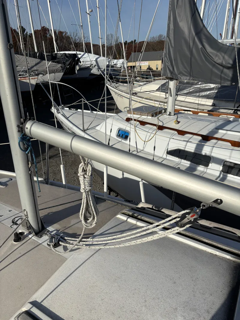 Slide: The Image of 1986 Catalina 25 sailboat in harbor, deck detail view. - 18