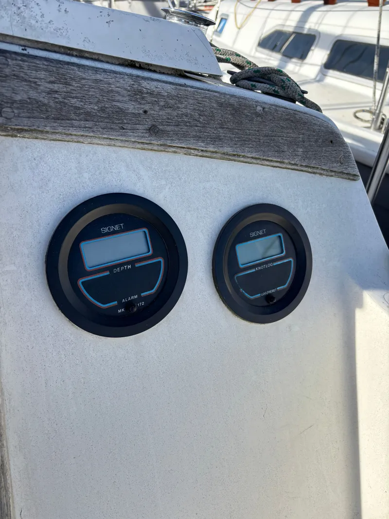 Slide: The Image of Signet instruments on Catalina 25 sailboat, year 1986. - 28