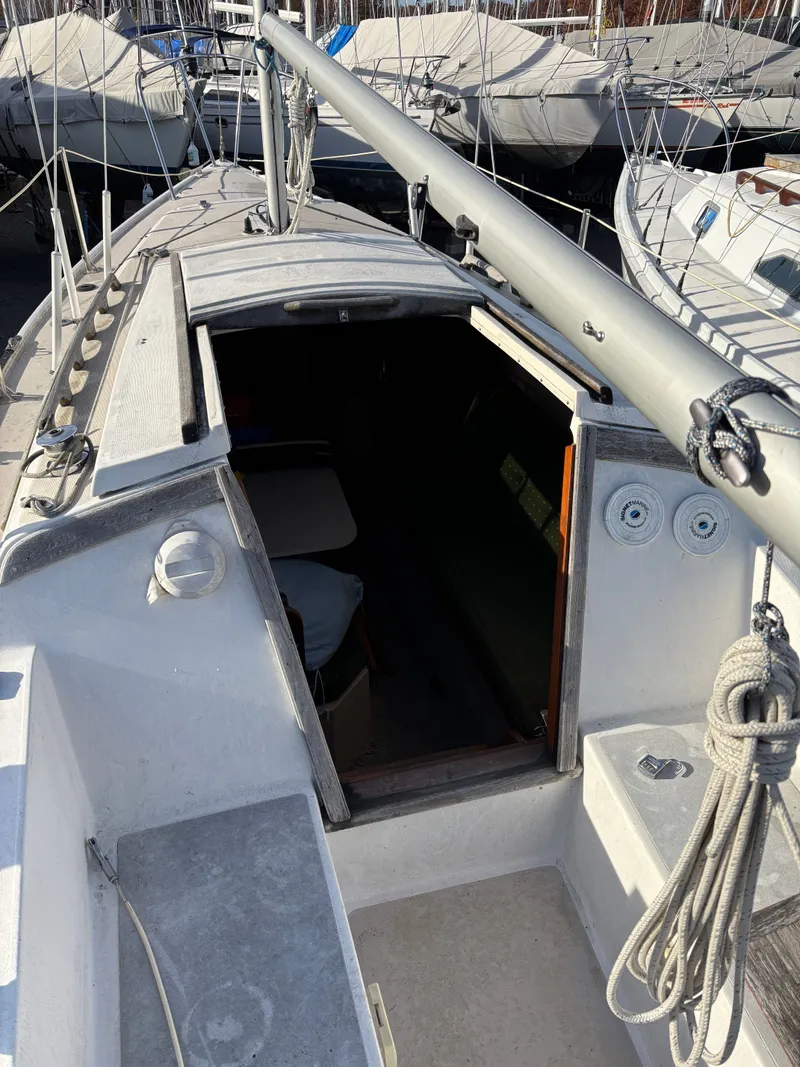 Slide: The Image of 1986 Catalina 25 sailboat with open cockpit and mast. - 38