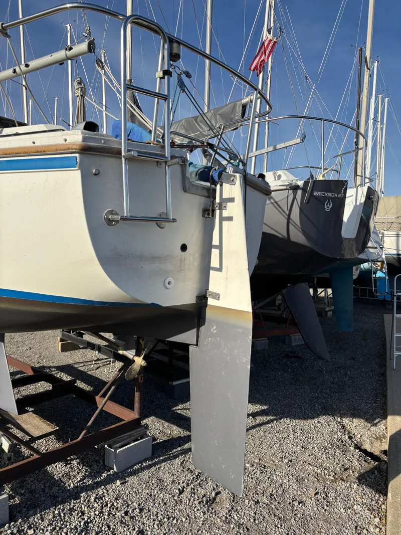 Slide: The Image of 1986 Catalina 25 sailboat on a dry dock. - 5