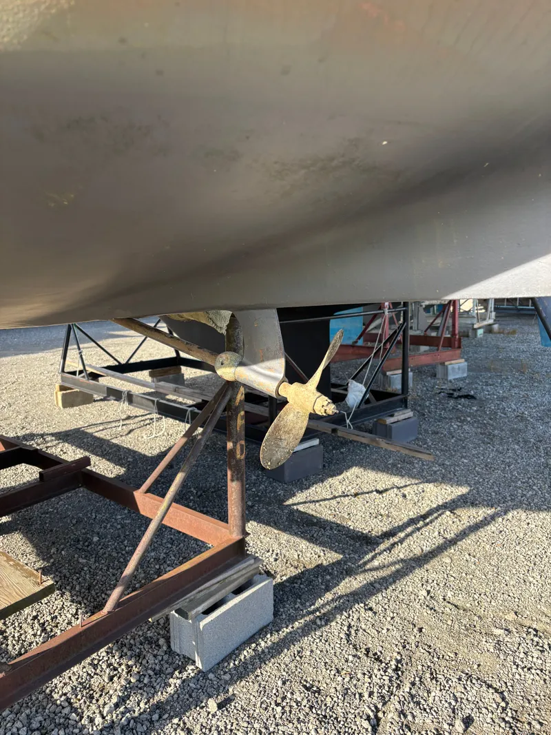 Slide: The Image of Propeller of a 1986 Catalina 25 boat on a stand. - 6