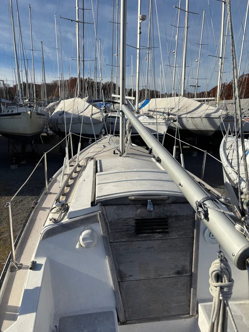 Slide: The Image of 1986 Catalina 25 sailboat in a dry dock. - 8
