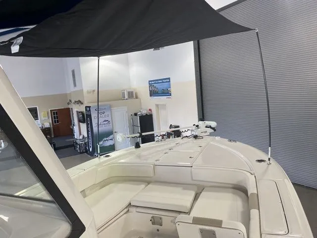 Slide: The Image of Robalo 266 Cayman 2026 - 10