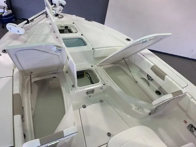 Slide: The Image of Robalo 266 Cayman 2026 - 11