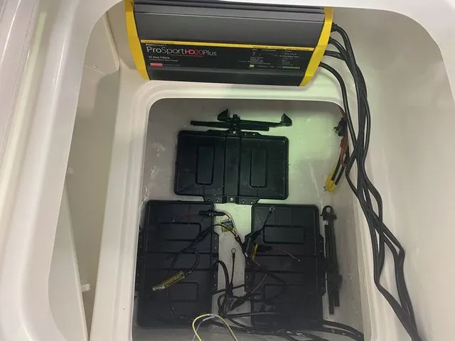 Slide: The Image of Robalo 266 Cayman 2026 - 12