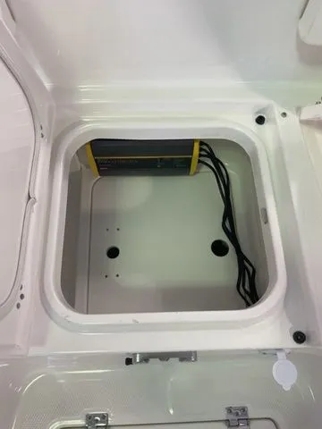 Slide: The Image of Robalo 266 Cayman 2026 - 13