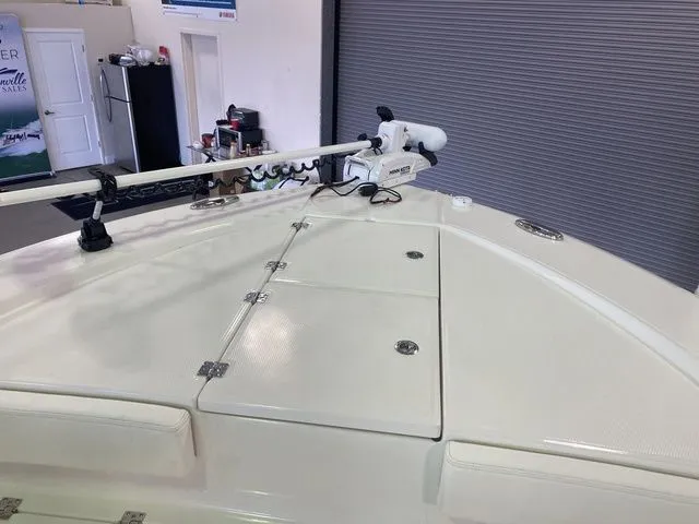 Slide: The Image of Robalo 266 Cayman 2026 - 15