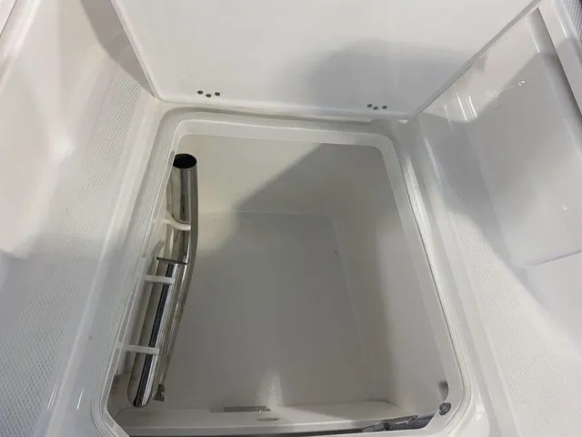 Slide: The Image of Robalo 266 Cayman 2026 - 20