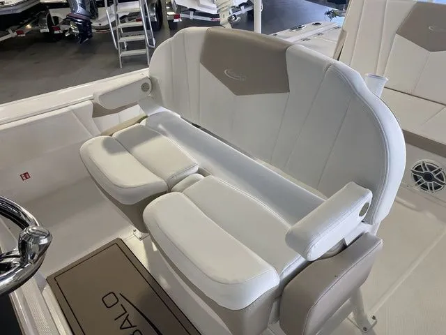 Slide: The Image of Robalo 266 Cayman 2026 - 23