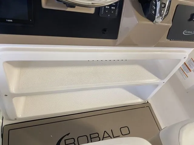 Slide: The Image of Robalo 266 Cayman 2026 - 25